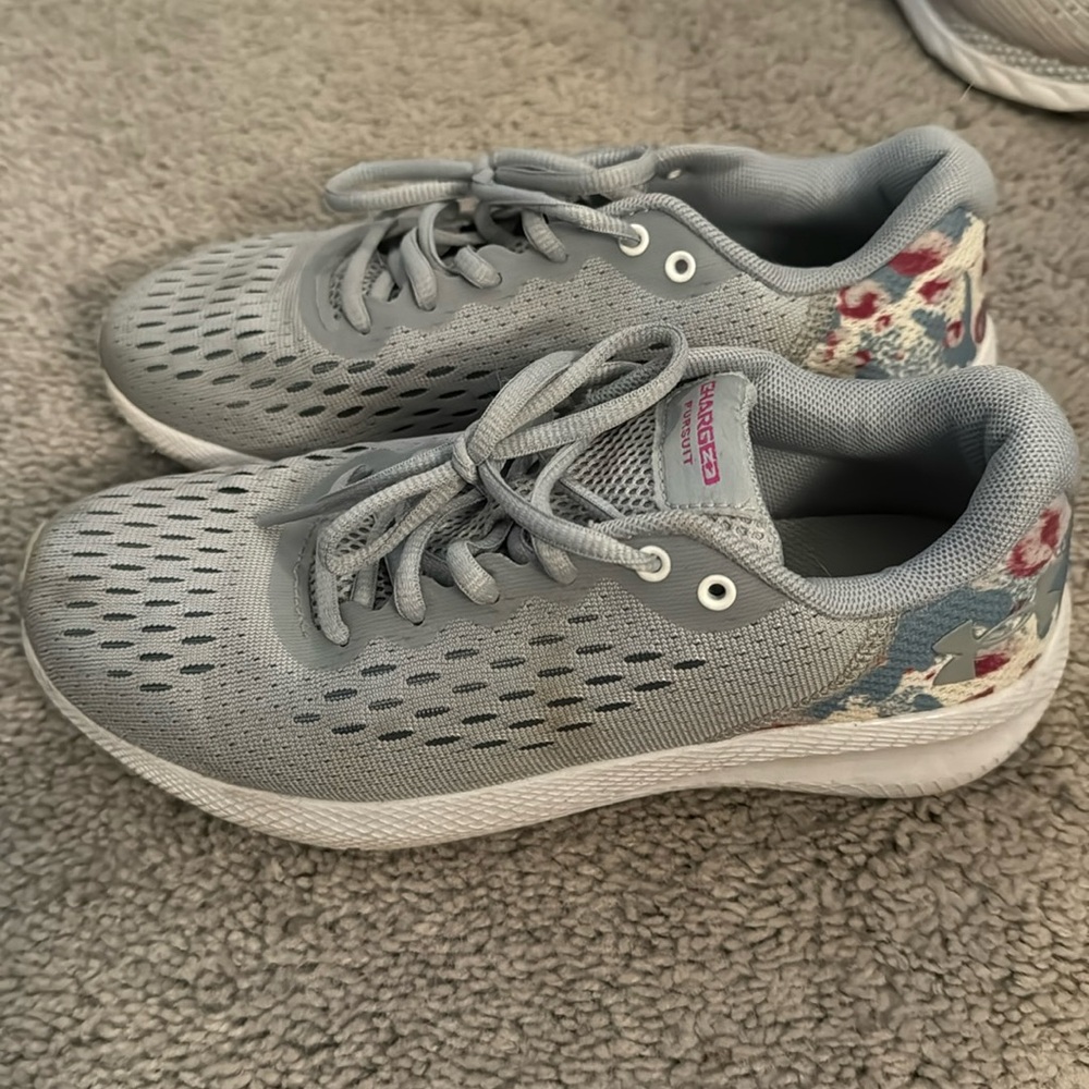 Under Armour Charged Pursuit Women’s Size 6 sneakers!